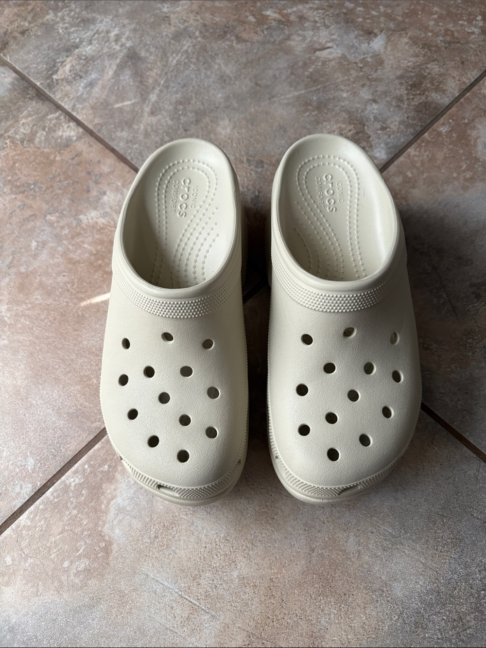 CROCS Classic Leatherfeel Mule in Beige/Cream
